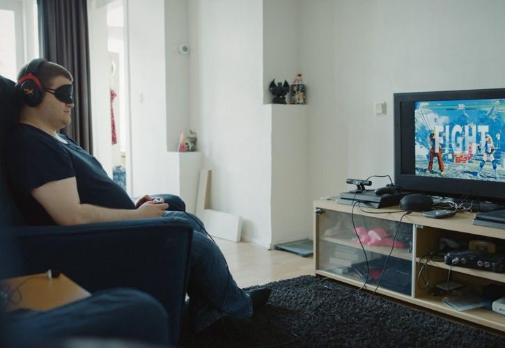 Blind professional gamer, Sven, playing street fighter